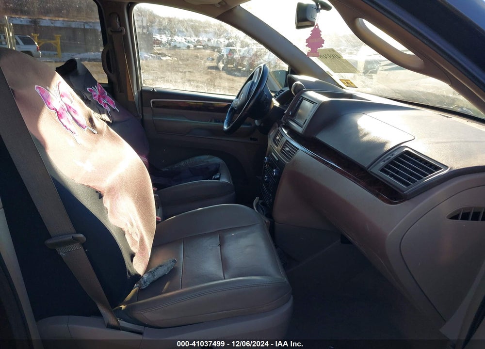 2011 VOLKSWAGEN ROUTAN SEL PREMIUM VIN: 2V4RW6DG3BR645790