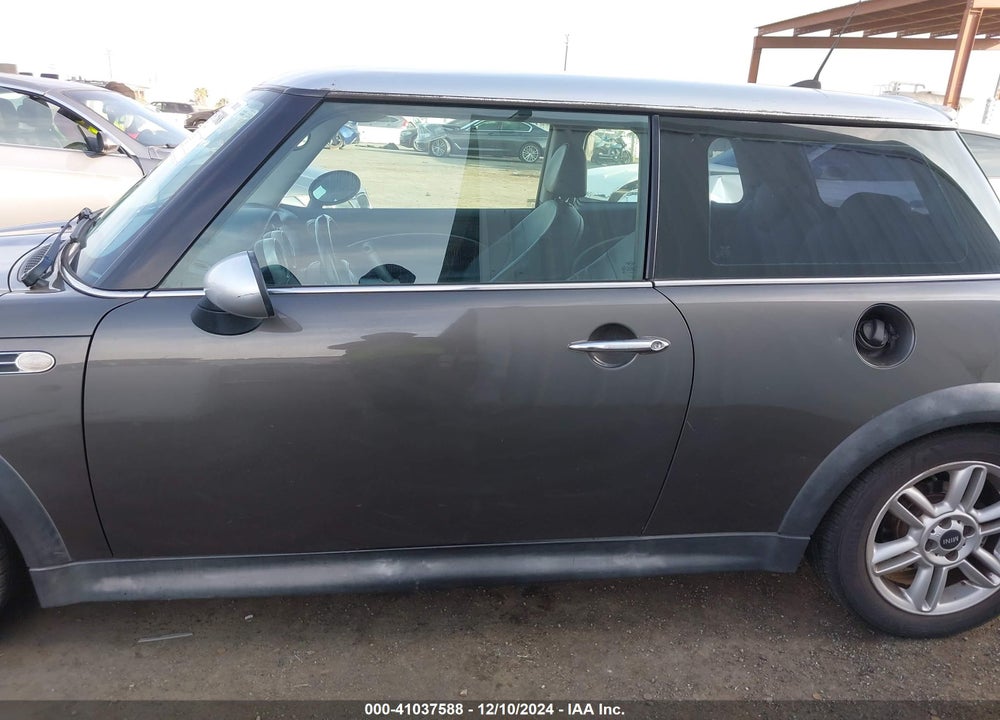 2006 MINI COOPER S VIN: WMWRE33516TJ35686