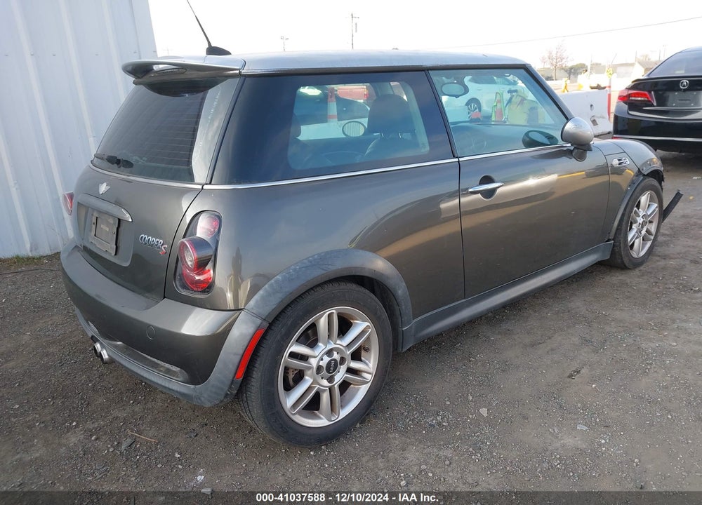2006 MINI COOPER S VIN: WMWRE33516TJ35686
