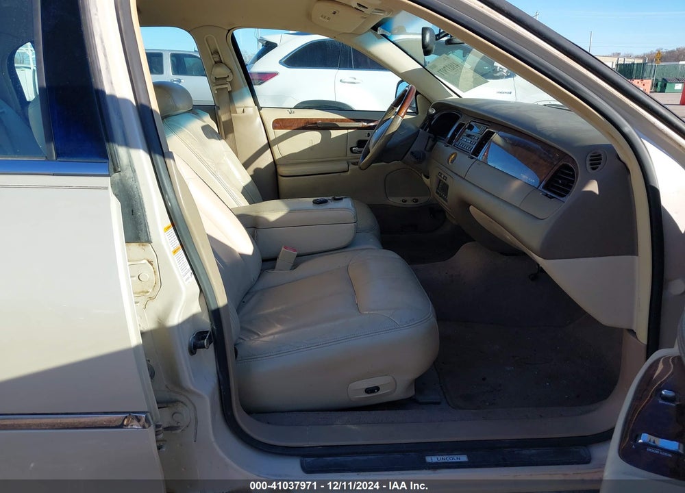 2001 LINCOLN TOWN CAR CARTIER VIN: 1LNHM83WX1Y720071