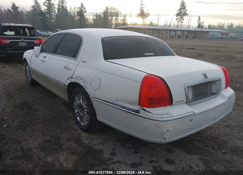2004 LINCOLN TOWN CAR SIGNATURE VIN: 1LNHM81W54Y636893