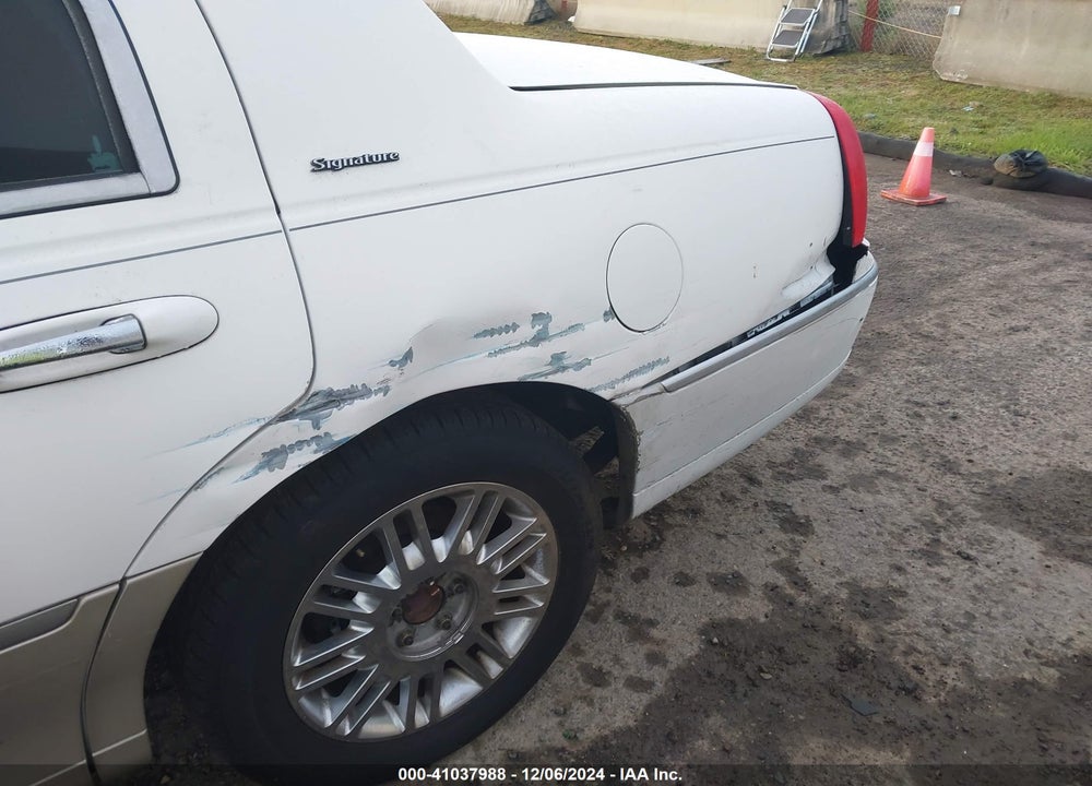 2004 LINCOLN TOWN CAR SIGNATURE VIN: 1LNHM81W54Y636893