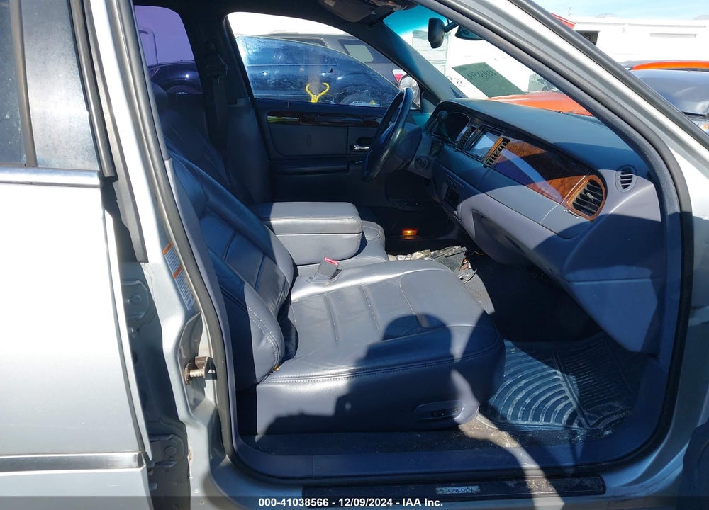 1999 LINCOLN TOWN CAR SIGNATURE VIN: 1LNHM82W5XY632295