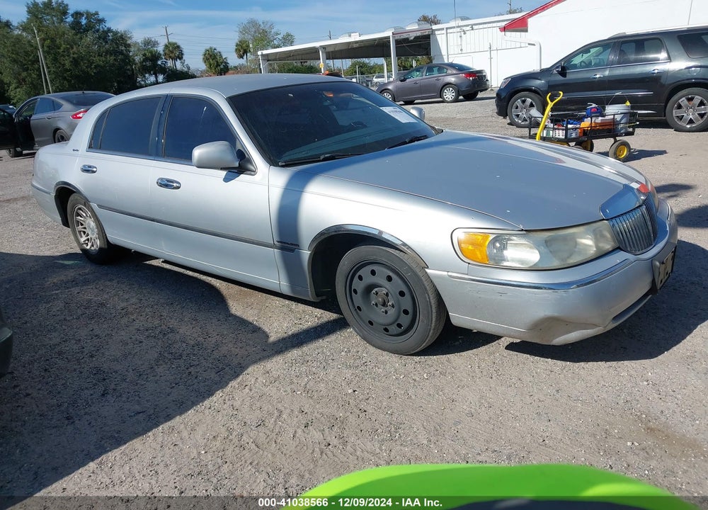 1999 LINCOLN TOWN CAR SIGNATURE VIN: 1LNHM82W5XY632295