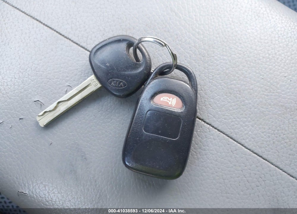 2013 KIA SORENTO LX V6 VIN: 5XYKTDA27DG403920