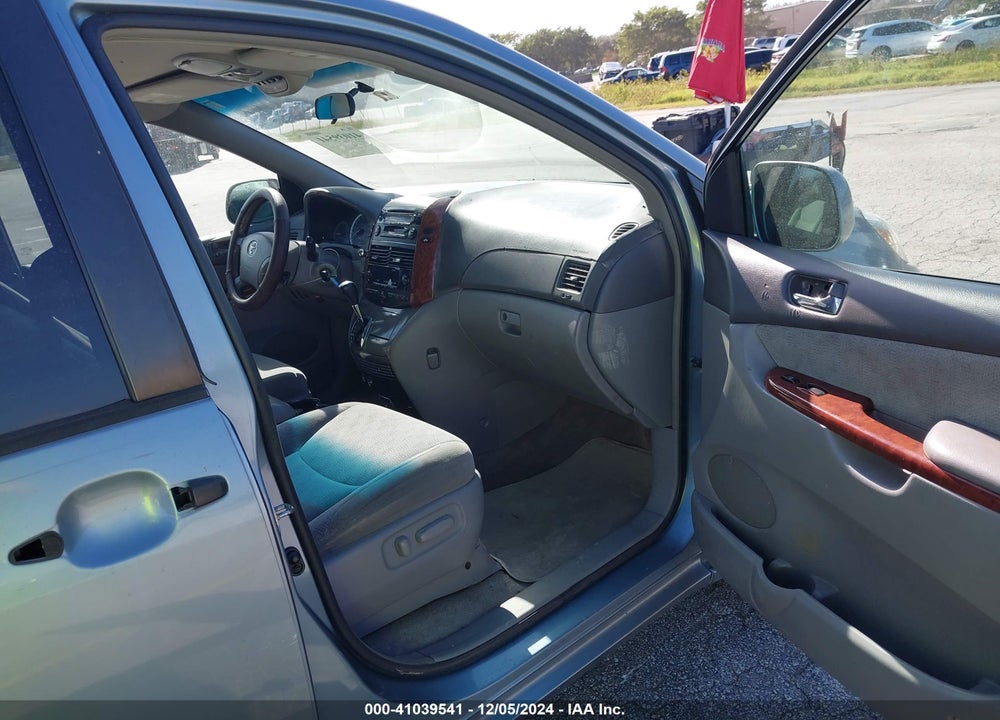 2005 TOYOTA SIENNA XLE VIN: 5TDZA22C25S260685