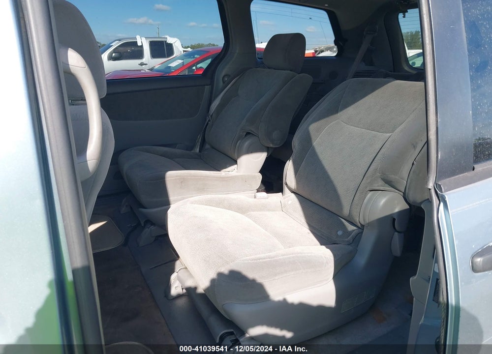 2005 TOYOTA SIENNA XLE VIN: 5TDZA22C25S260685