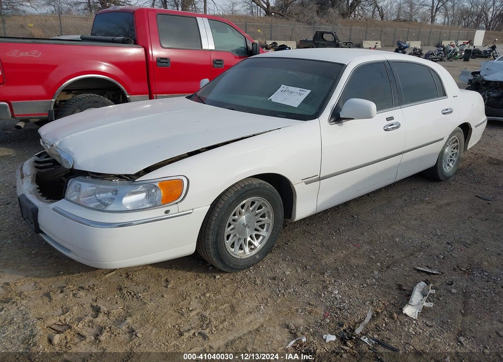 1999 LINCOLN TOWN CAR SIGNATURE VIN: 1LNHM82W9XY655921