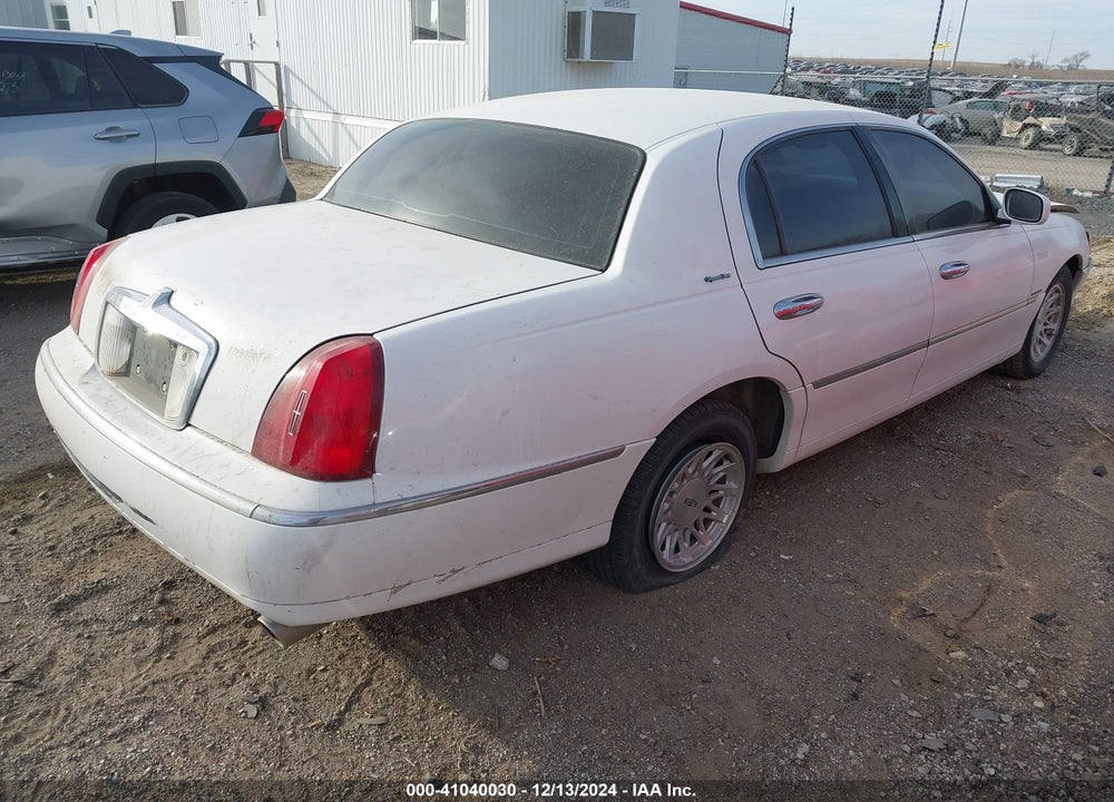 1999 LINCOLN TOWN CAR SIGNATURE VIN: 1LNHM82W9XY655921