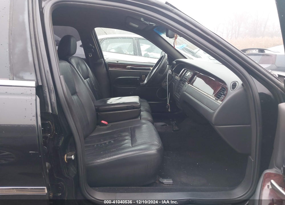 2010 LINCOLN TOWN CAR EXECUTIVE L VIN: 2LNBL8EV9AX626373