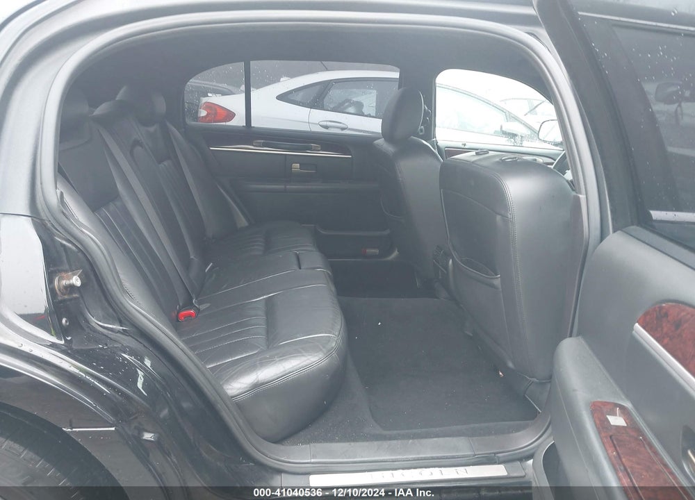 2010 LINCOLN TOWN CAR EXECUTIVE L VIN: 2LNBL8EV9AX626373
