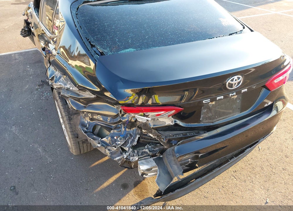 2018 TOYOTA CAMRY LE VIN: 4T1B11HK0JU618538