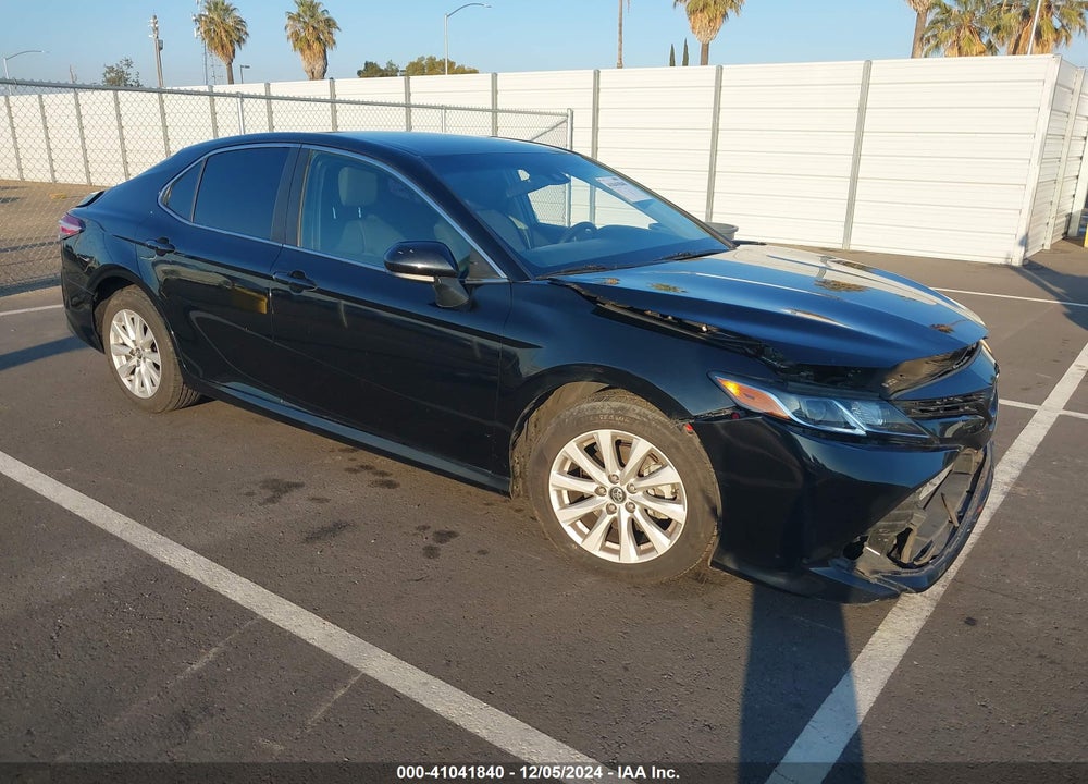 2018 TOYOTA CAMRY LE VIN: 4T1B11HK0JU618538