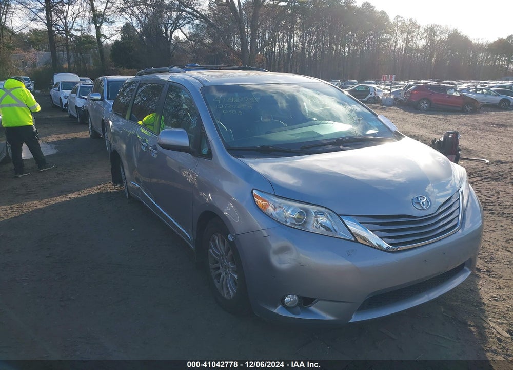 2017 TOYOTA SIENNA XLE 8 PASSENGER VIN: 5TDYZ3DC2HS872655