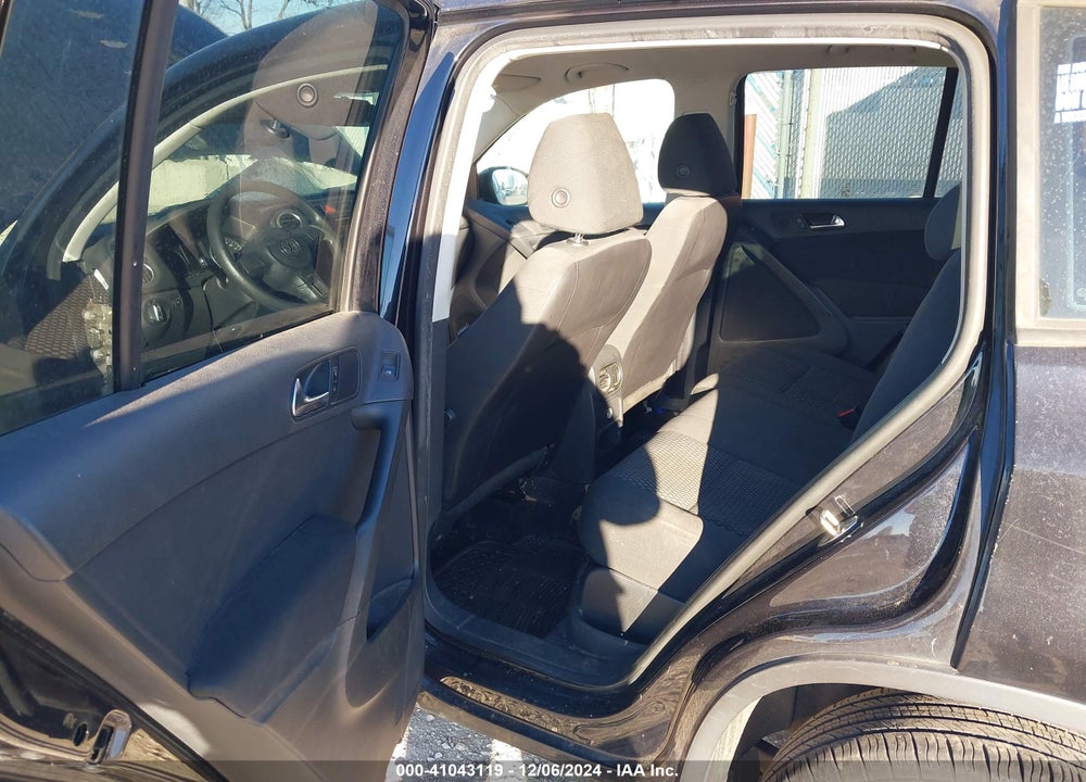 2011 VOLKSWAGEN TIGUAN S VIN: WVGAV7AX7BW555307
