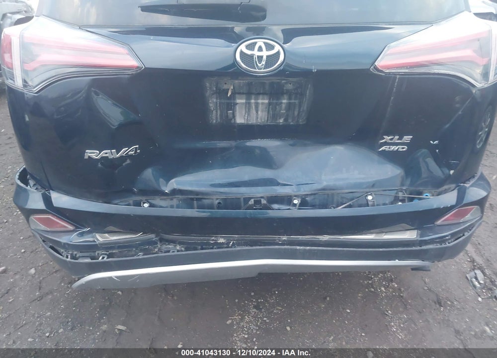 2018 TOYOTA RAV4 ADVENTURE/XLE VIN: JTMRFREV4JJ232241