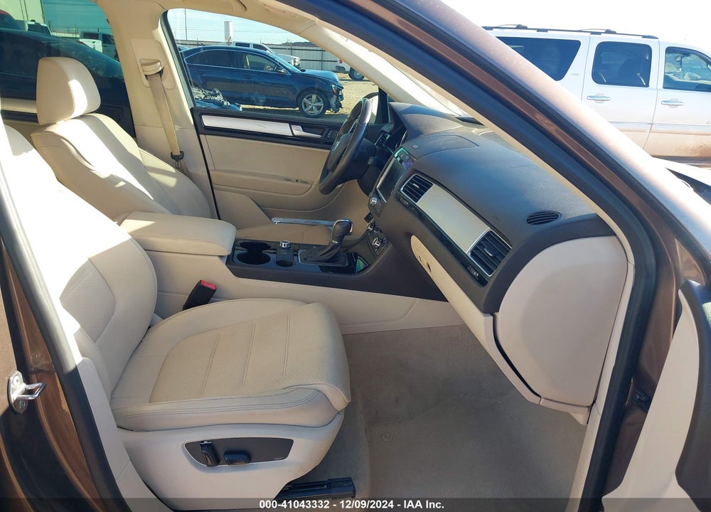 2014 VOLKSWAGEN TOUAREG TDI SPORT VIN: WVGEP9BP3ED010226
