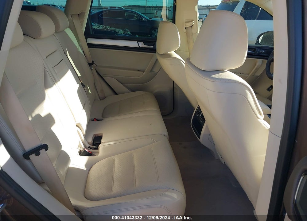 2014 VOLKSWAGEN TOUAREG TDI SPORT VIN: WVGEP9BP3ED010226