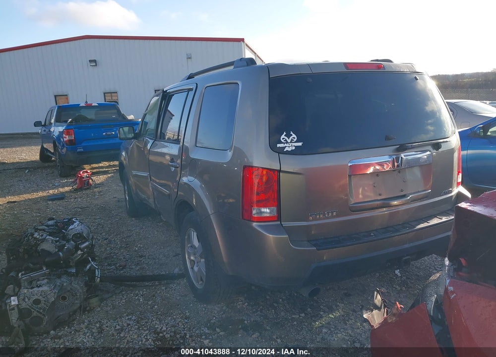 2011 HONDA PILOT EX-L VIN: 5FNYF4H60BB082561