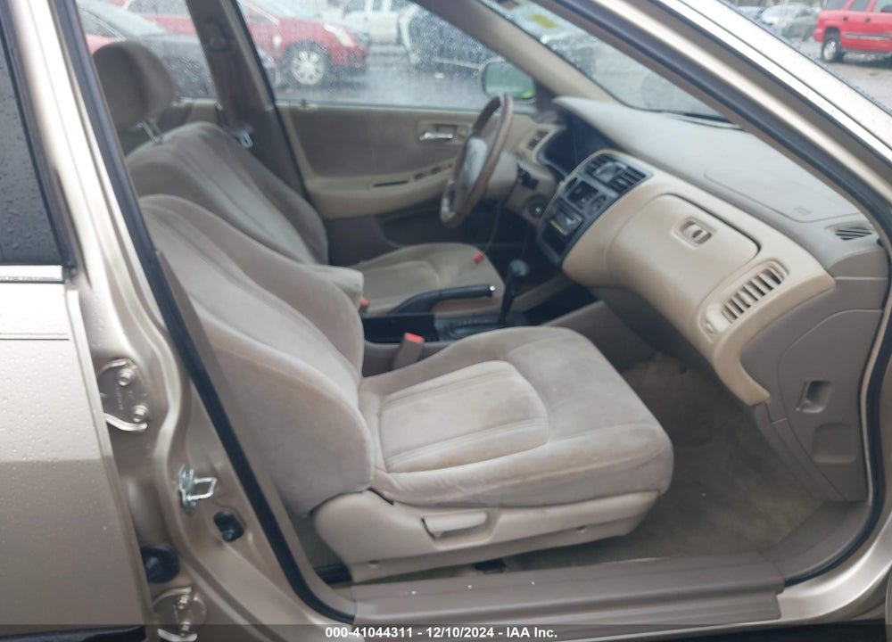 2000 HONDA ACCORD 2.3 LX VIN: 1HGCG5648YA027308