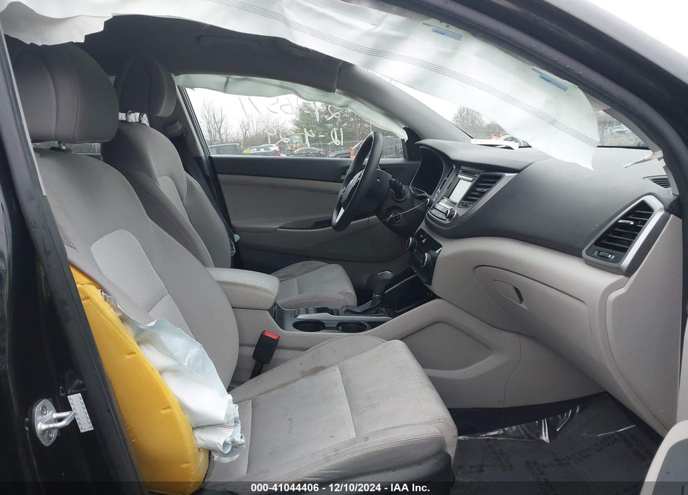 2017 HYUNDAI TUCSON SE VIN: KM8J3CA4XHU555066