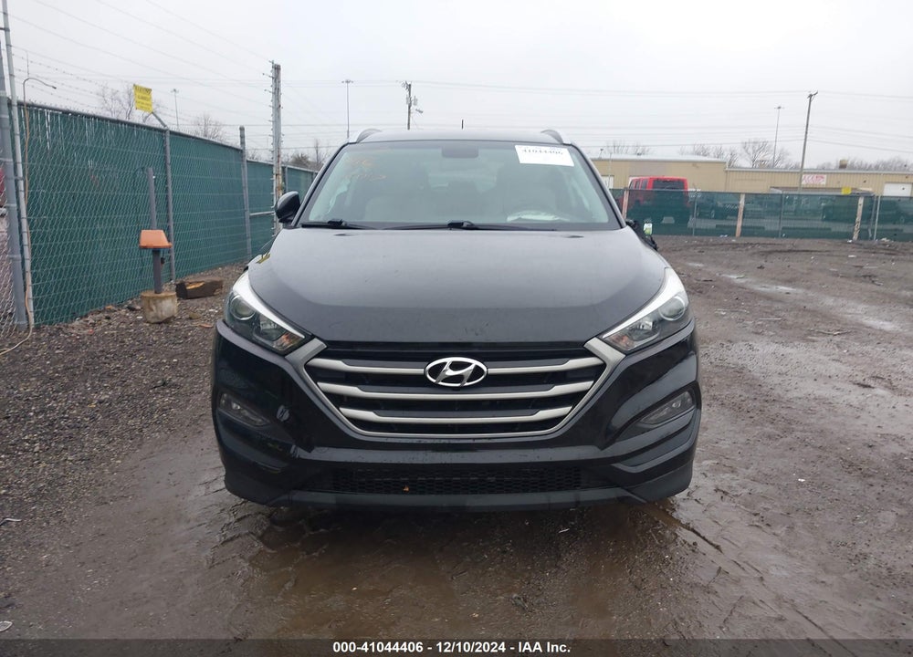 2017 HYUNDAI TUCSON SE VIN: KM8J3CA4XHU555066
