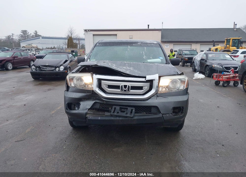2011 HONDA PILOT LX VIN: 5FNYF4H21BB039151