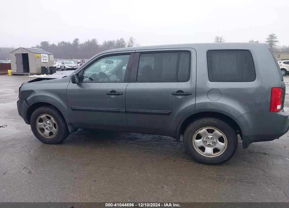 2011 HONDA PILOT LX VIN: 5FNYF4H21BB039151