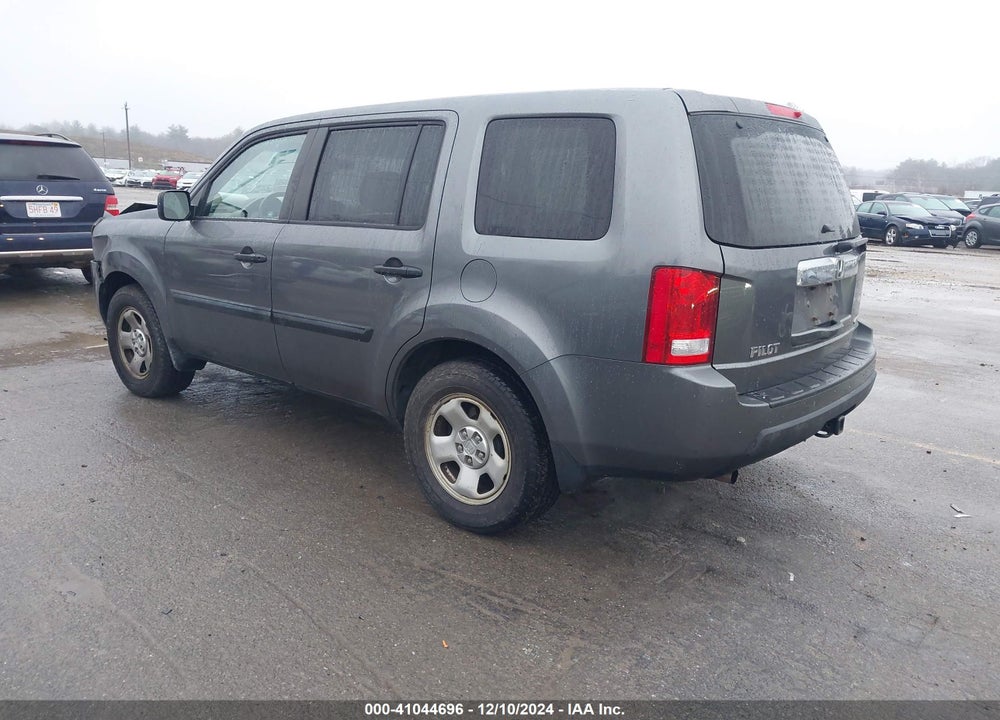 2011 HONDA PILOT LX VIN: 5FNYF4H21BB039151