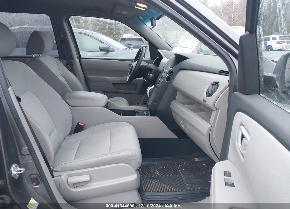 2011 HONDA PILOT LX VIN: 5FNYF4H21BB039151