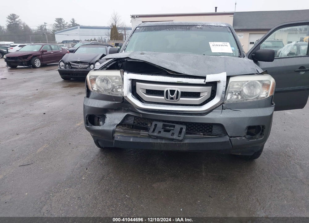 2011 HONDA PILOT LX VIN: 5FNYF4H21BB039151