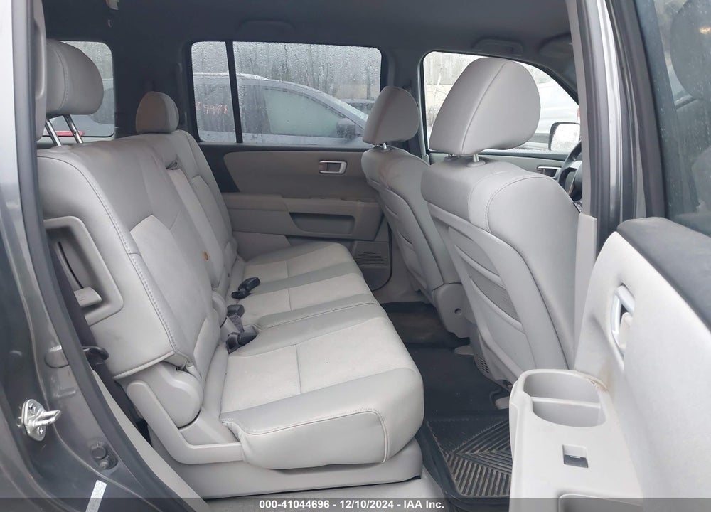 2011 HONDA PILOT LX VIN: 5FNYF4H21BB039151