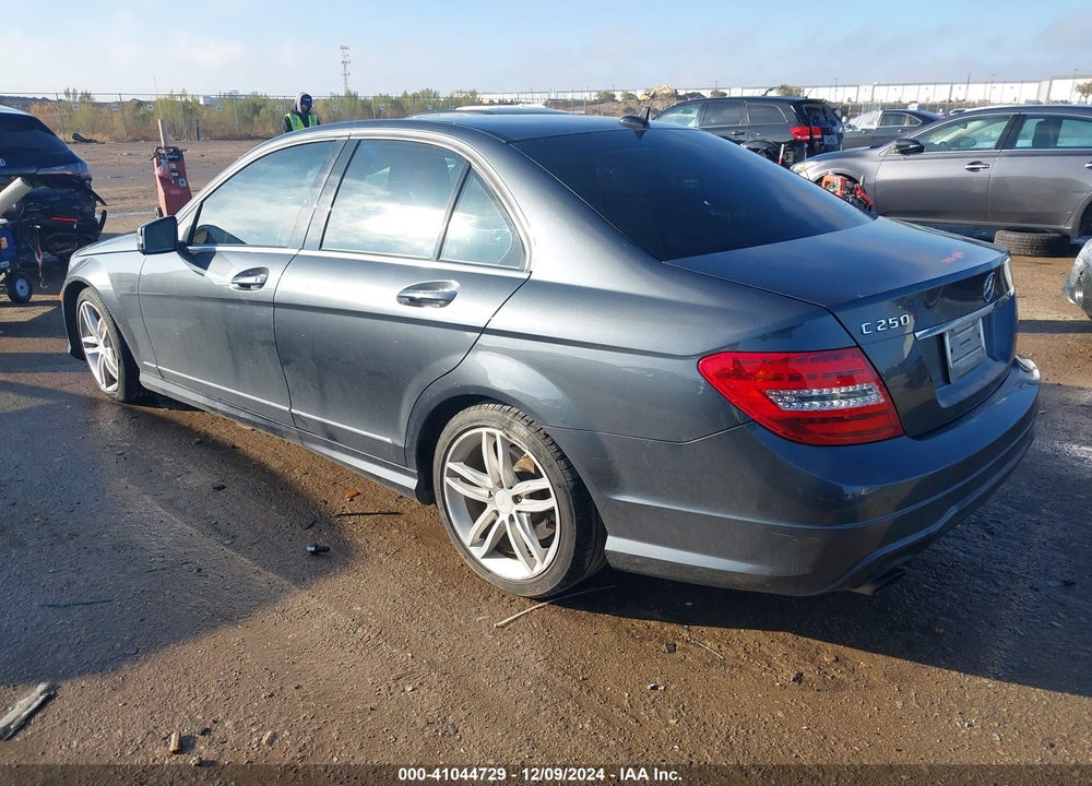 2013 MERCEDES-BENZ C 250 LUXURY/SPORT VIN: WDDGF4HB7DG002437