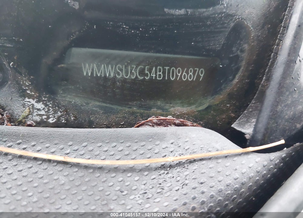 2011 MINI COOPER VIN: WMWSU3C54BT096879