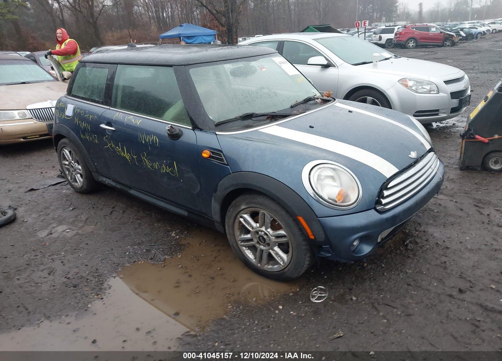 2011 MINI COOPER VIN: WMWSU3C54BT096879