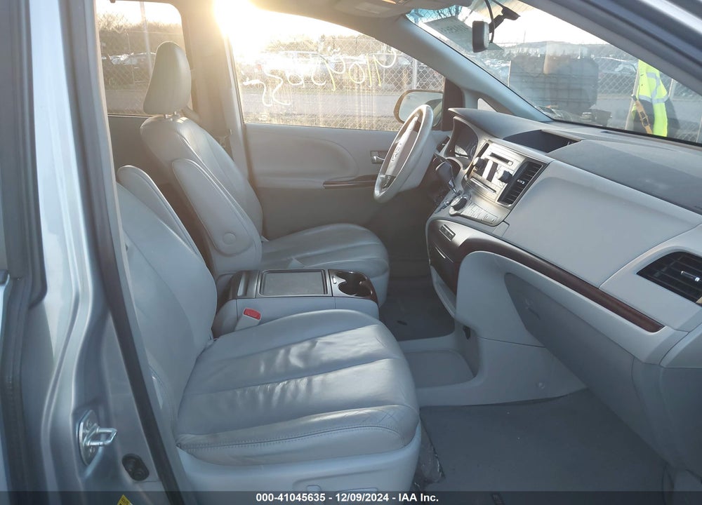 2014 TOYOTA SIENNA XLE V6 8 PASSENGER VIN: 5TDYK3DC9ES475668