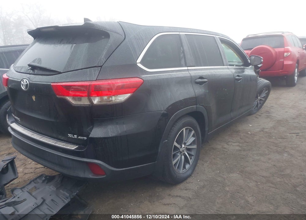 2019 TOYOTA HIGHLANDER XLE VIN: 5TDJZRFH5KS586769