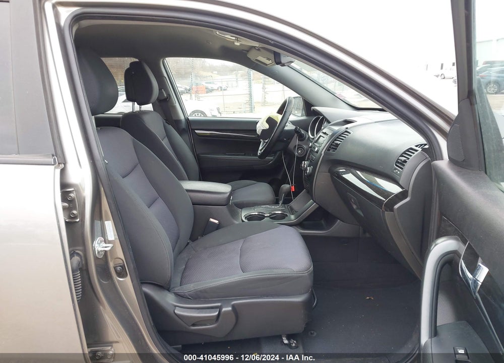 2011 KIA SORENTO LX VIN: 5XYKT4A13BG157727