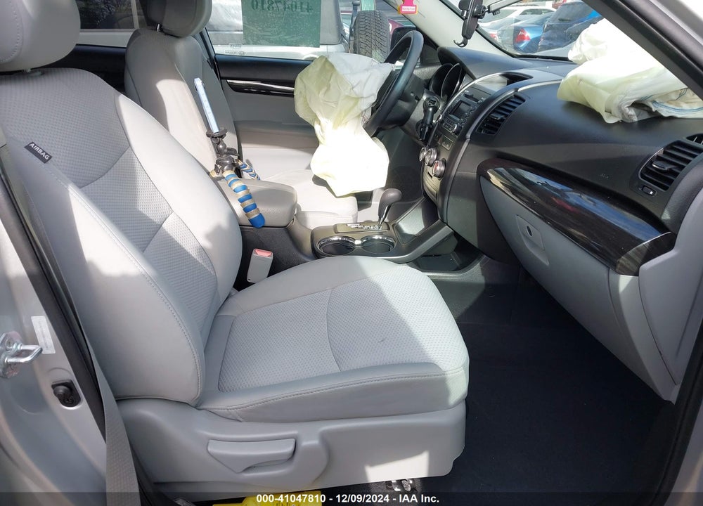2011 KIA SORENTO LX VIN: 5XYKT3A14BG138341