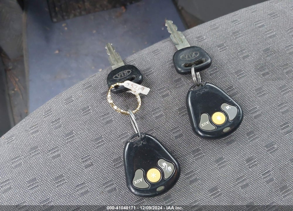 2003 KIA RIO VIN: KNADC125336270443