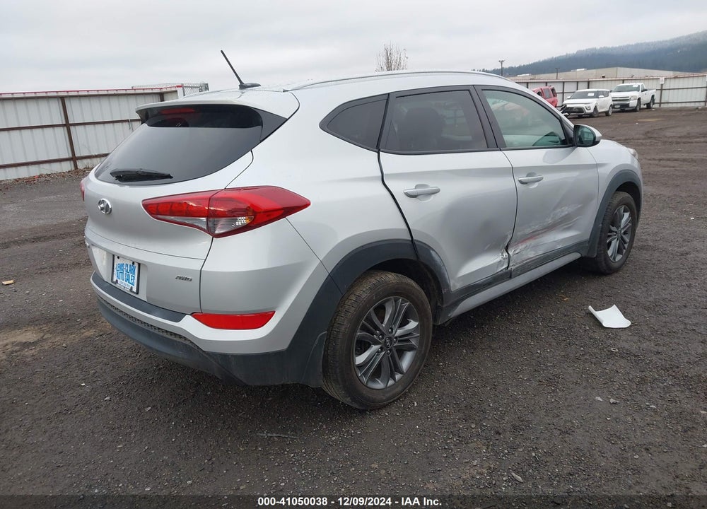 2017 HYUNDAI TUCSON SE VIN: KM8J3CA4XHU556394
