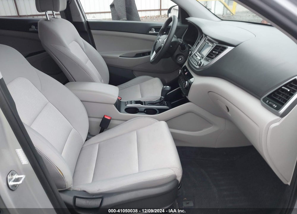 2017 HYUNDAI TUCSON SE VIN: KM8J3CA4XHU556394