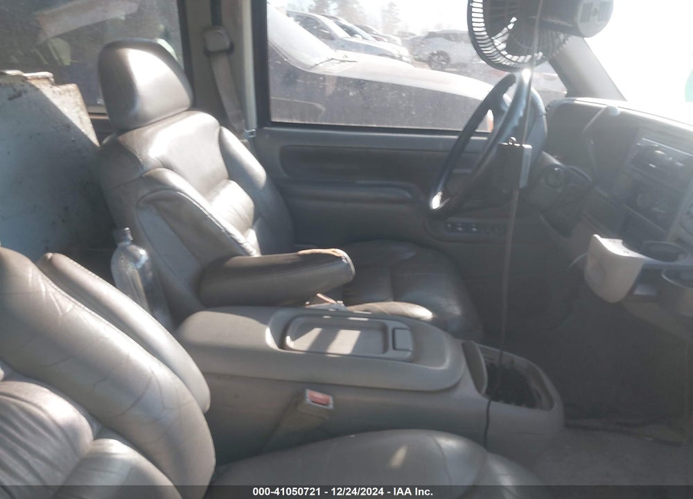1996 CHEVROLET SUBURBAN C1500 VIN: 1GNEC16R5TJ425969
