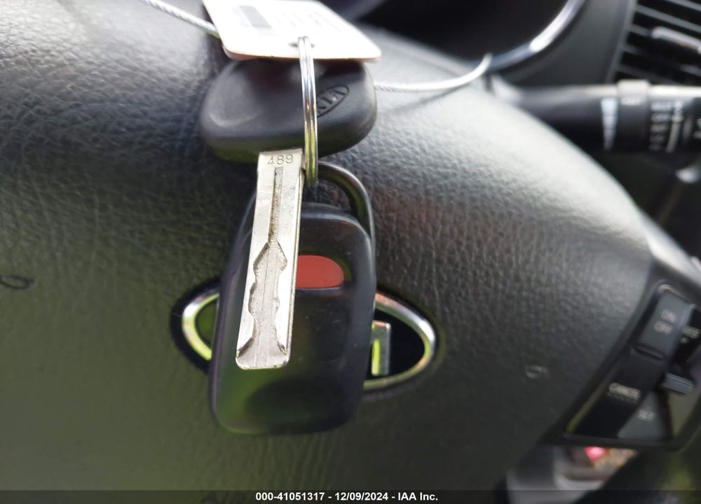 2011 KIA SORENTO LX VIN: 5XYKT3A17BG098675