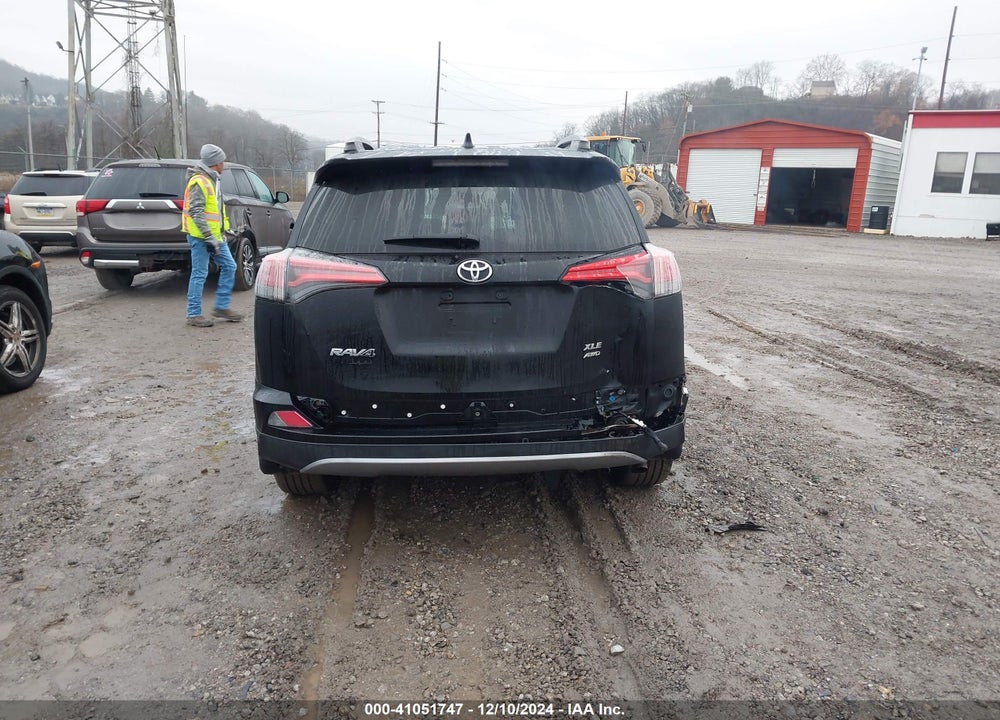 2018 TOYOTA RAV4 ADVENTURE/XLE VIN: 2T3RFREV7JW711853