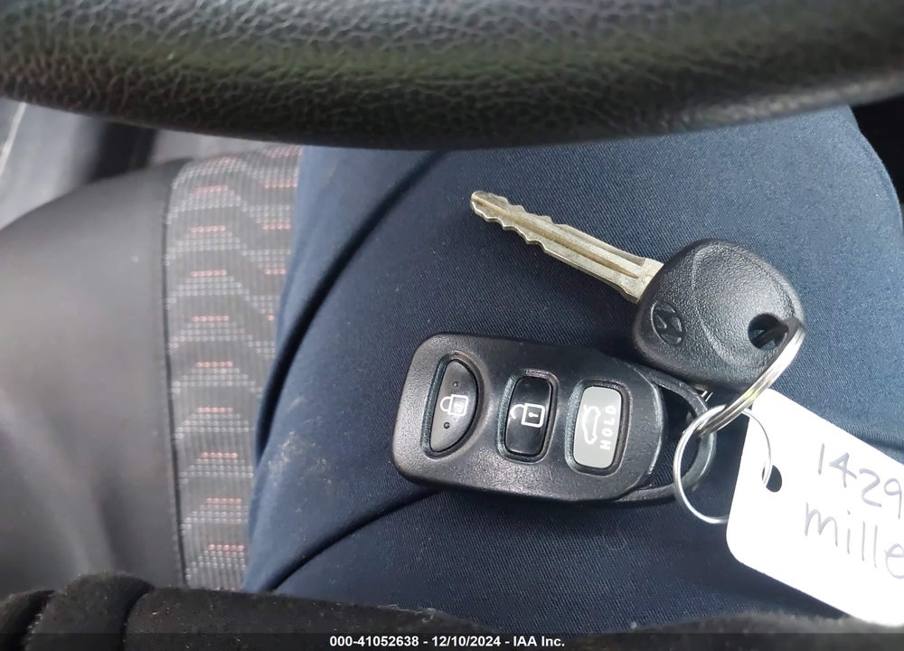 2016 HYUNDAI ELANTRA VIN: 5NPDH4AE9GH669053