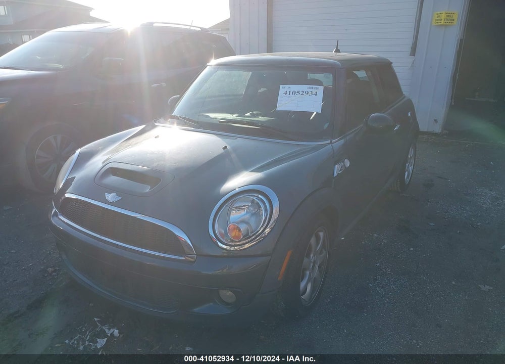 2008 MINI COOPER S VIN: WMWMF73528TT91921