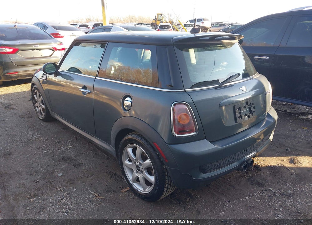 2008 MINI COOPER S VIN: WMWMF73528TT91921