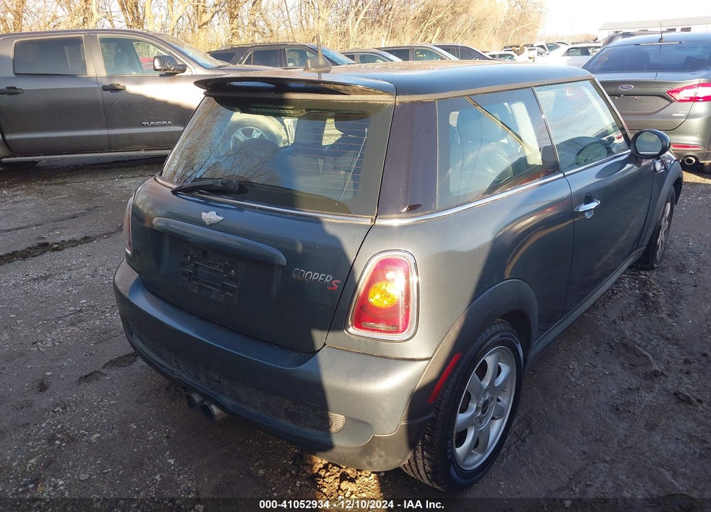 2008 MINI COOPER S VIN: WMWMF73528TT91921