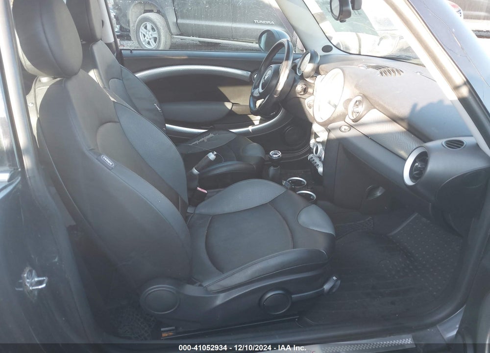 2008 MINI COOPER S VIN: WMWMF73528TT91921
